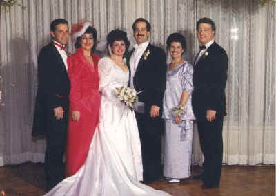 family_at_weding.jpg (56987 bytes)