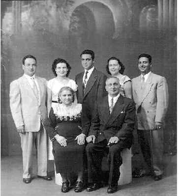 family molinaro1.jpg (33011 bytes)